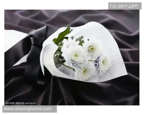 足球明星出席悼念活动感人瞬间展现友谊与尊重的力量